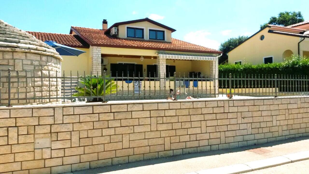 Nice, Cosy Studio Apartment With Shared Outdoor Pool Banjole Exterior photo