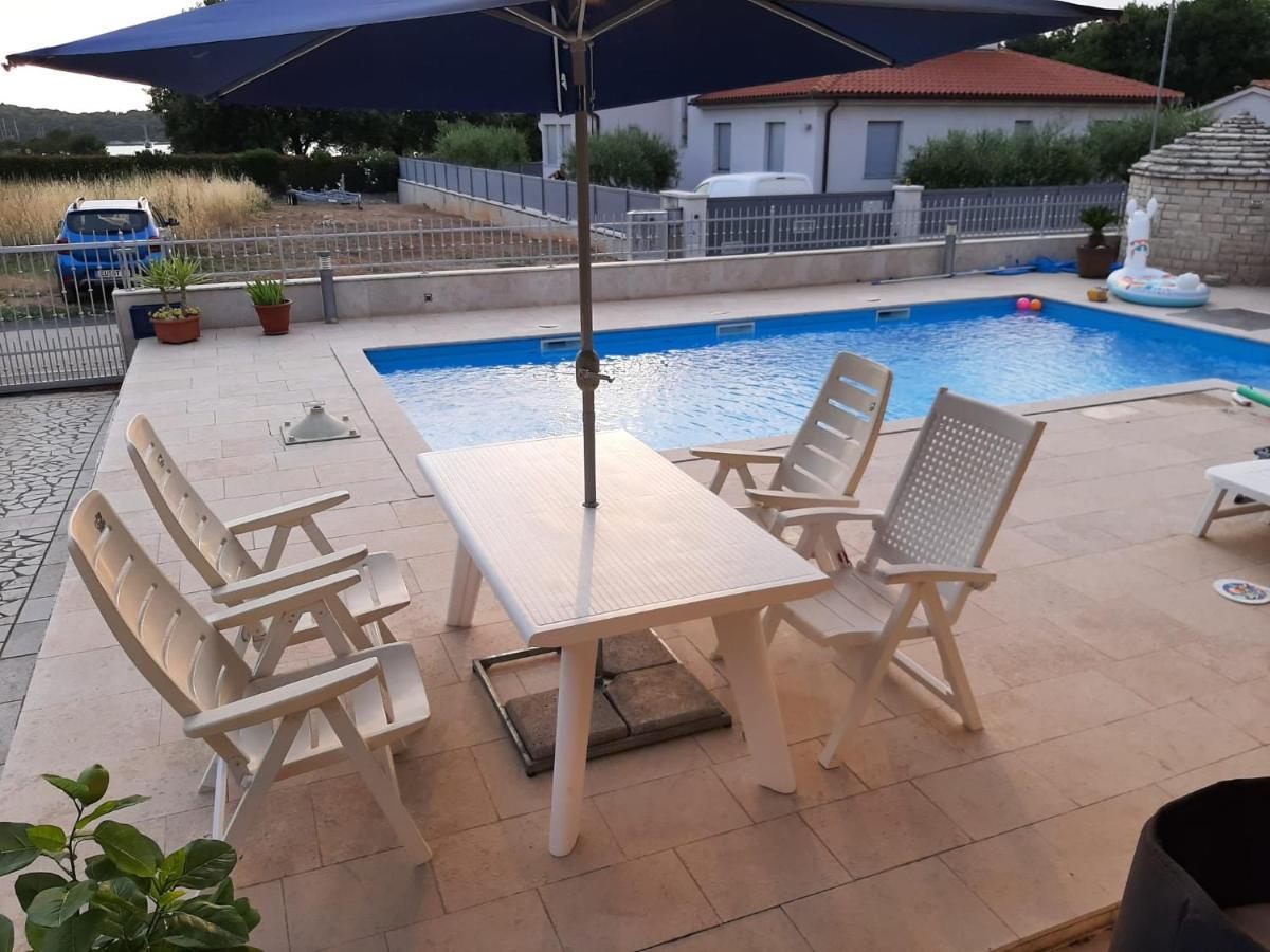 Nice, Cosy Studio Apartment With Shared Outdoor Pool Banjole Exterior photo