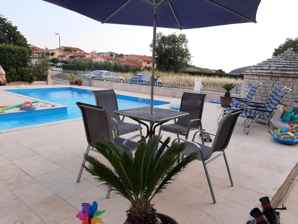Nice, Cosy Studio Apartment With Shared Outdoor Pool Banjole Exterior photo